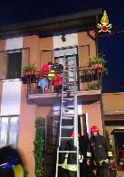 Padova, incendio abitazinoe, i Vigili del Fuoco portano in salvo anziana signora