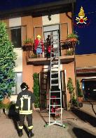 Padova, incendio abitazinoe, i Vigili del Fuoco portano in salvo anziana signora