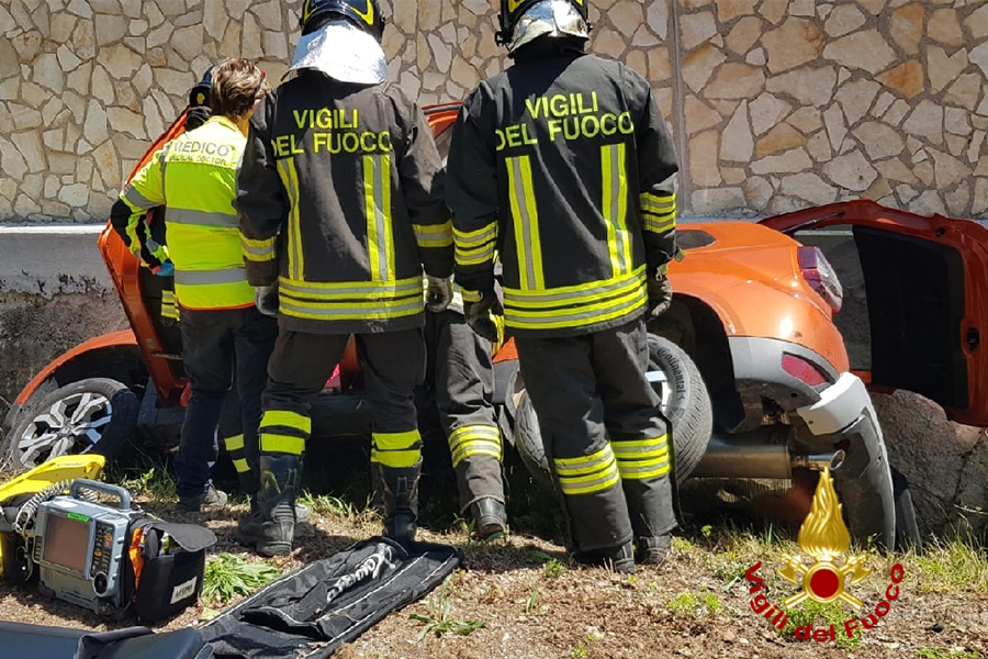Verona, auto esce di strada e finisce in un canale di scolo: ferito il passeggero