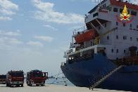 Venezia, incendio su di una nave mercantile a Chioggia, salvati due marinai
