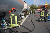 Trieste, travaso gas propano liquido da un vagone ferroviario danneggiato