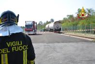 Trieste, travaso gas propano liquido da un vagone ferroviario danneggiato