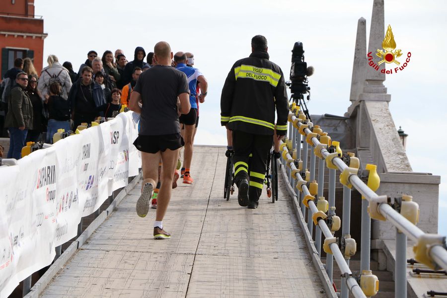 Venezia, i Vigili del Fuoco assistono gli atleti disabili per una maratona senza barriere