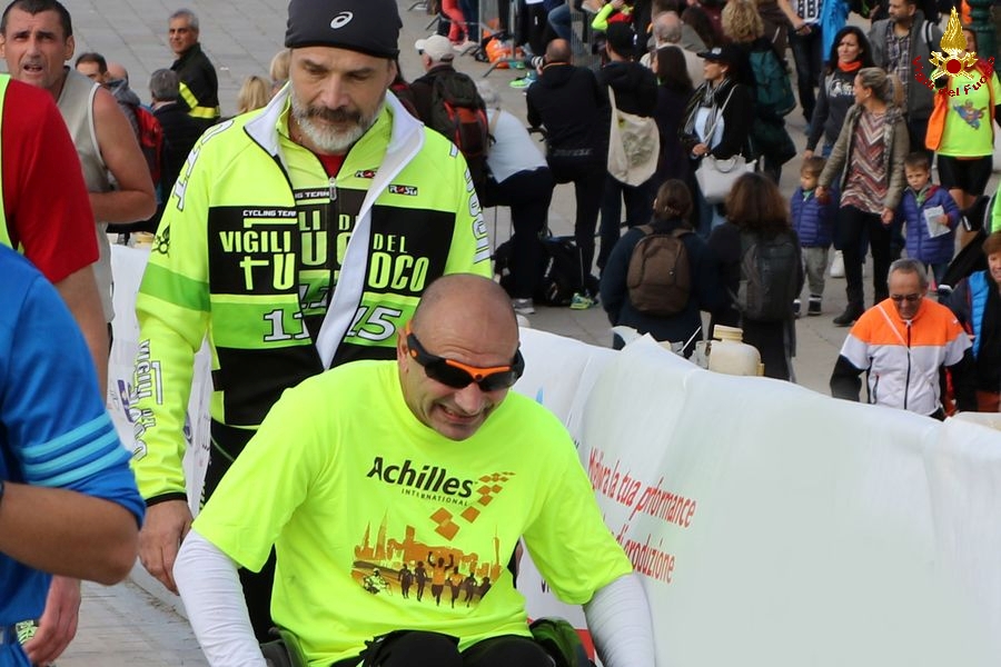 Venezia, i Vigili del Fuoco assistono gli atleti disabili per una maratona senza barriere