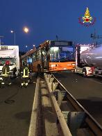 Venezia, incidente tra un camion e un bus