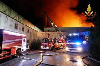 Pordenone, devastante incendio in un grande magazzino di un complesso industriale