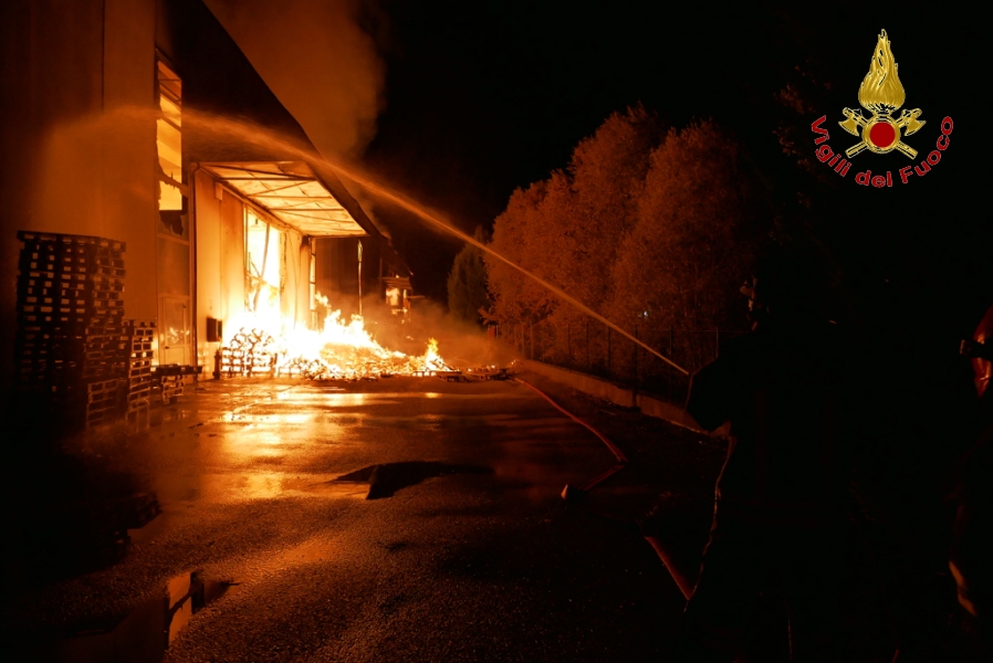 Pordenone, devastante incendio in un grande magazzino di un complesso industriale