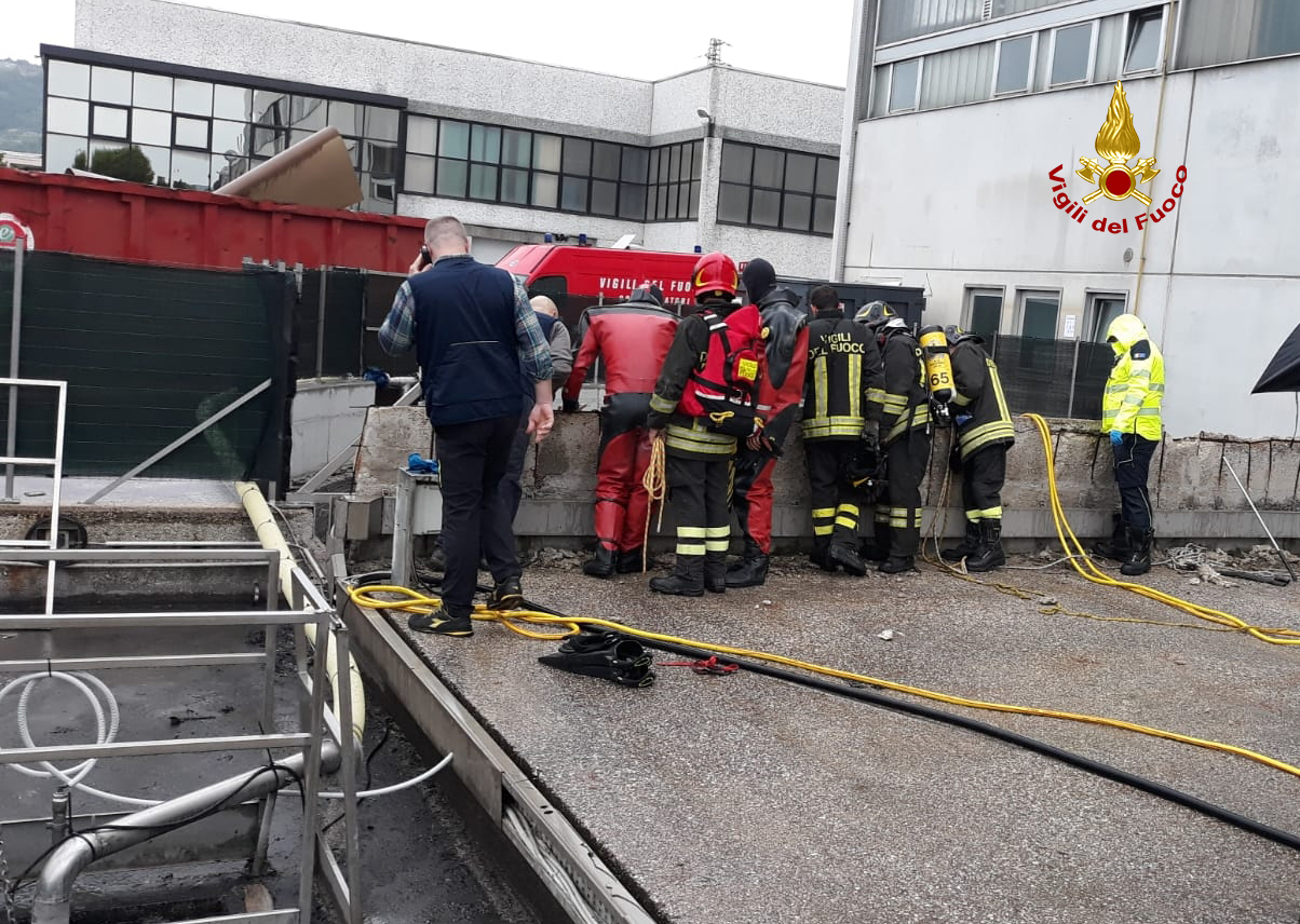 Vicenza, i Vigili del Fuoco soccorrono una persona finita nella vasca dei fanghi di un'azienda conciaria