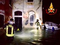 L'ondata di maltempo sommerge Venezia