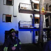 Venezia, incendio distrugge abitazione, i Vigili del Fuoco portano in salvo un'anziano         