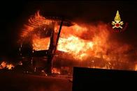 Venezia, fiamme distruggono un magazzino di materiali edili
