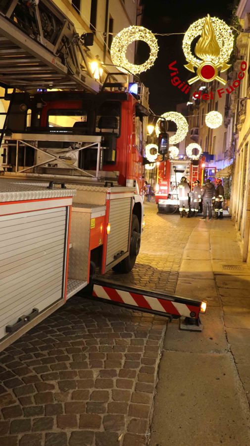Vicenza, incendio scantinato nel centro storico, soccorse due persone