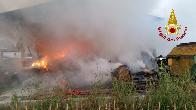 Vicenza, un vasto incendio interessa il fienile di un'azienda agricola