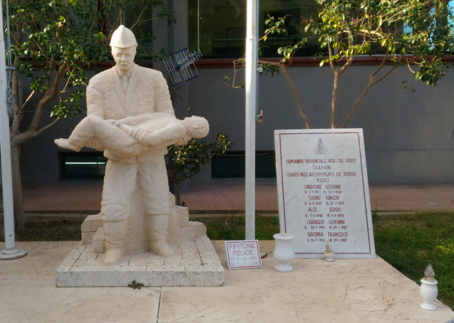 tp_lapide.png Statua in memoria ai Caduti