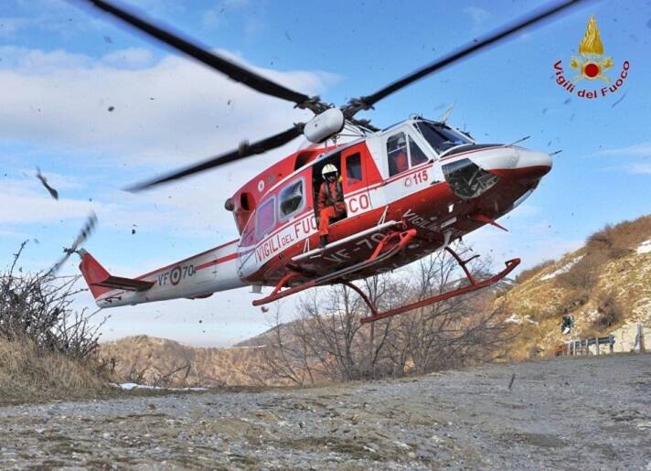 Pesaro-Urbino, l'elicottero del reparto volo di Arezzo presta soccorso ad un uomo coinvolto in un incidente agricolo