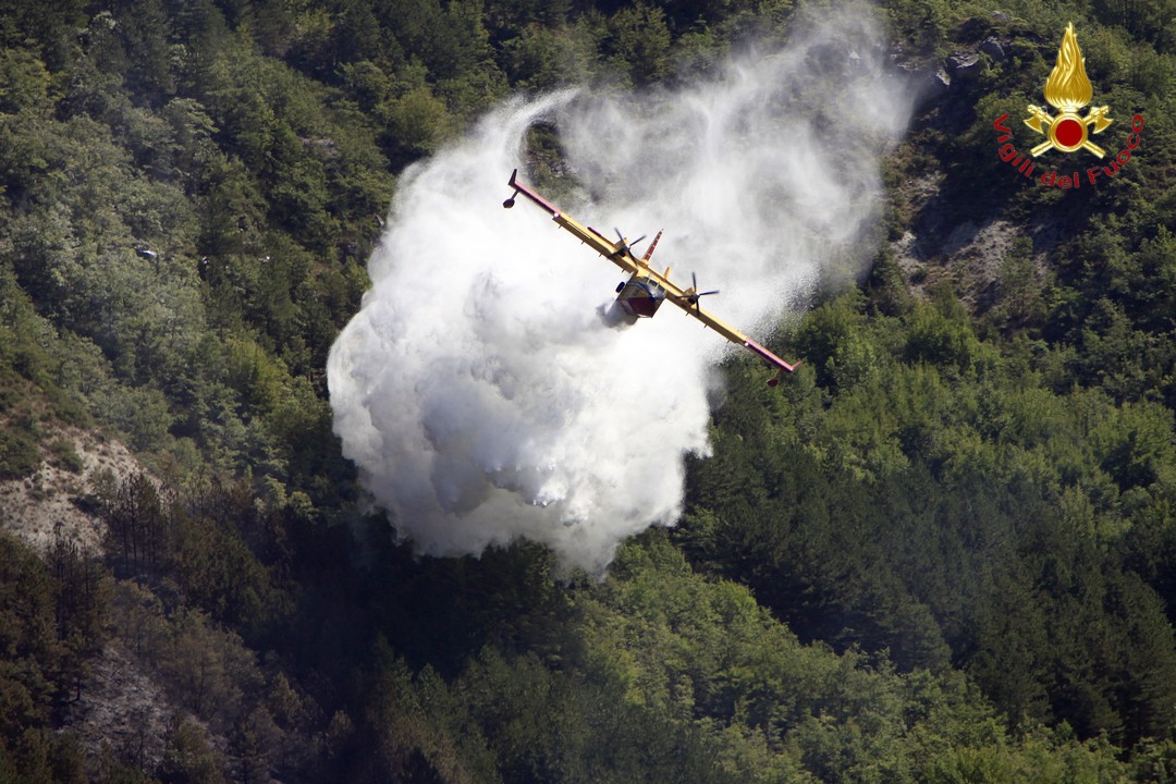 ASCOLIPICENO_Canadair (1) Canadair durante spegnimento incendio boschivo