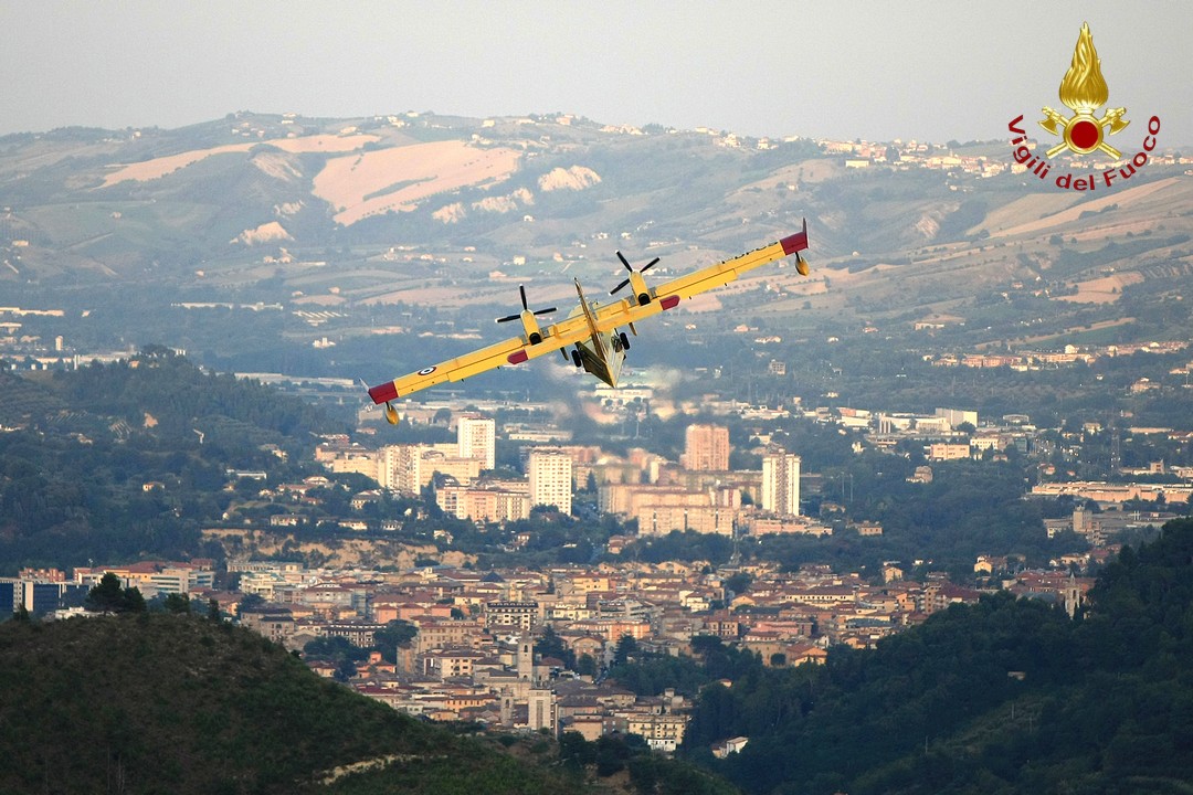 ASCOLIPICENO_Canadair (7) Canadair in sorvolo