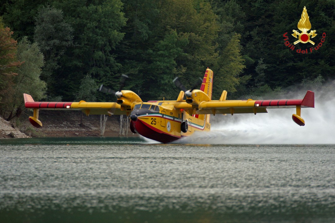 ASCOLIPICENO_Canadair (4) Rifornimento canadair