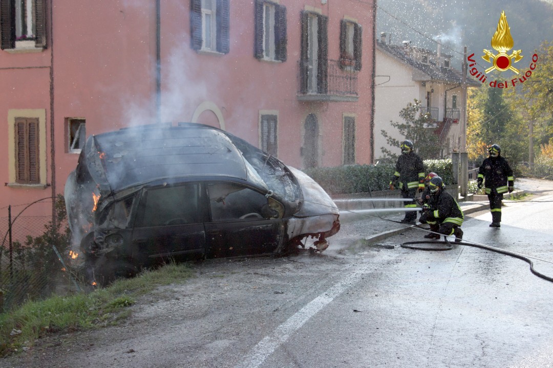 ASCOLIPICENO_incendio_autovettura Spegnimento incendio autovettura