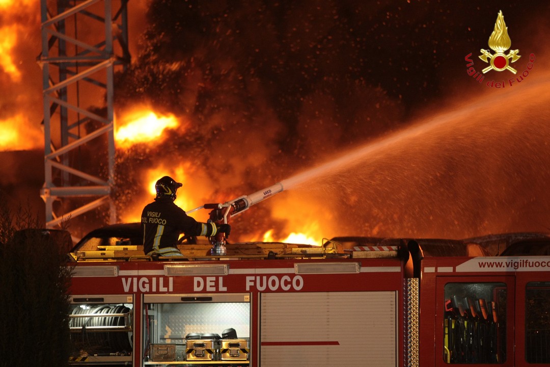 ASCOLIPICENO_Incendio autodemolizione (2).jpg.jpg Spegnimento incendio