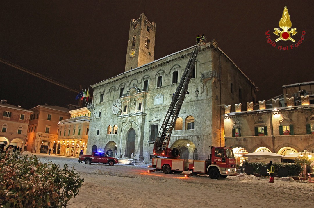 ASCOLIPICENO_rimozione_candele_ghiaccio Rimozione candele di ghiaccio