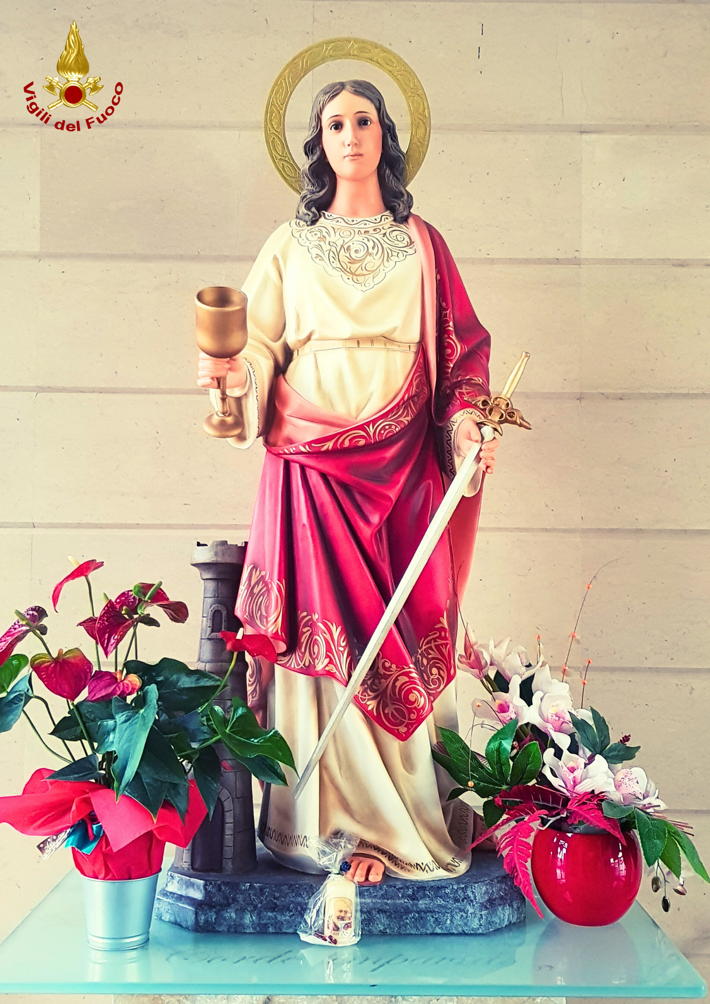 Statua di Santa Barbara che accogli dipendenti e visitatori nel Comando dei Vigili del Fuoco di Foggia