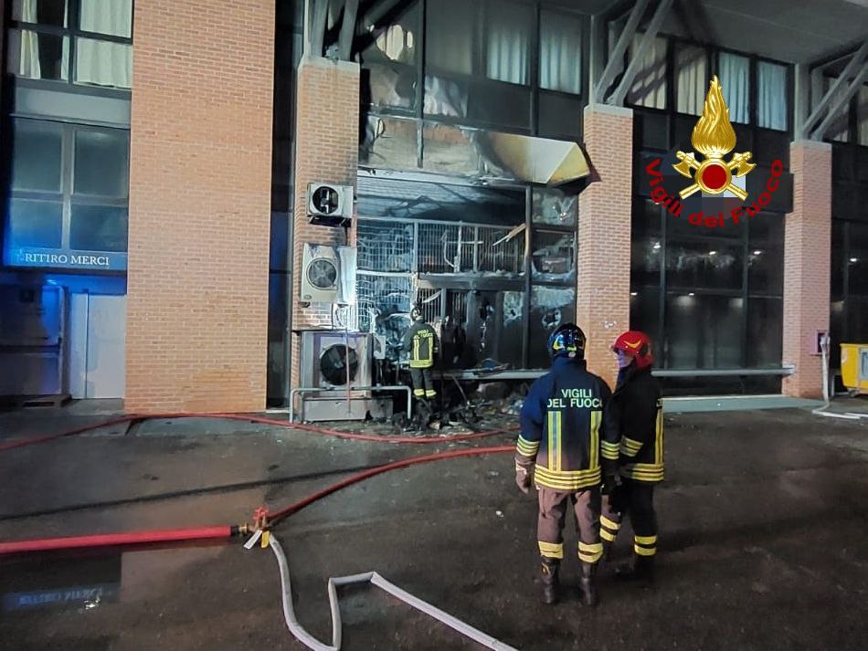 AFFI (VR) INCENDIO IN UN NEGOZIO DI ELETTRODOMESTICI, INTERVENTO DEI VIGILI DEL FUOCO