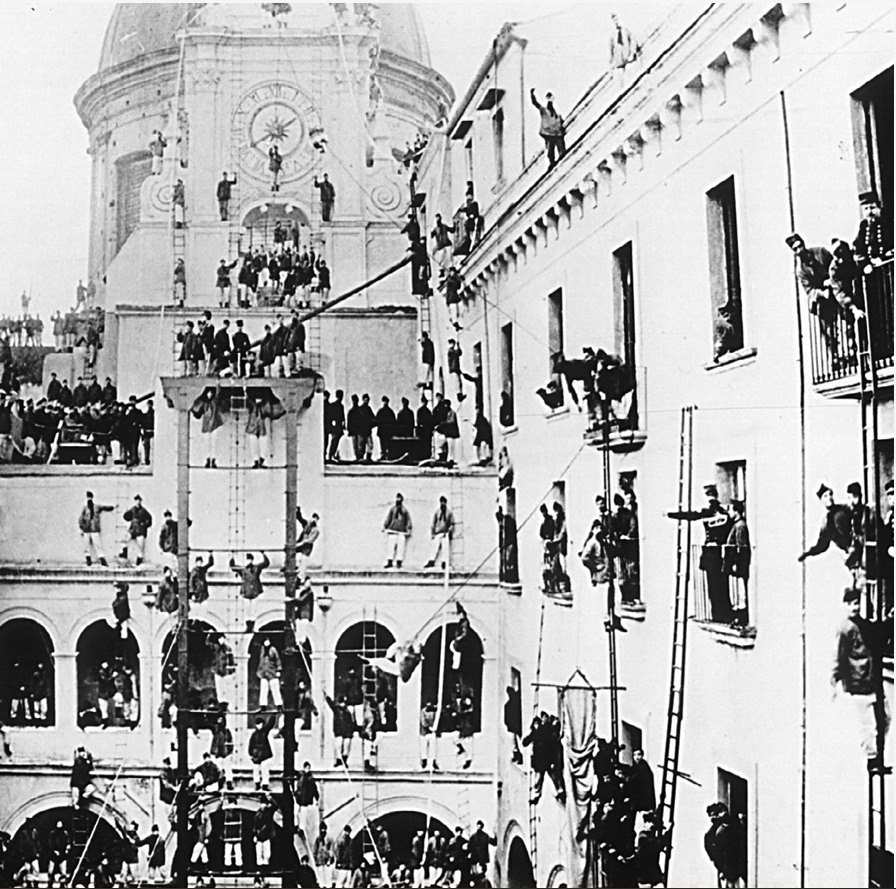 1867 -  Anonimo “esercizi dei pompieri nel quartiere della Pietrasanta” Foto dall’interno del cortile – sullo sfondo la cupola e l’orologio della Pietrasanta