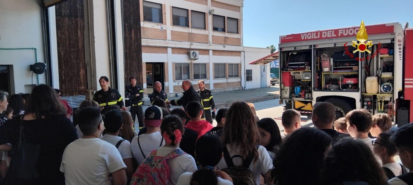 Le classi IV e V della scuola primaria di Policoro dai Vigili del Fuoco