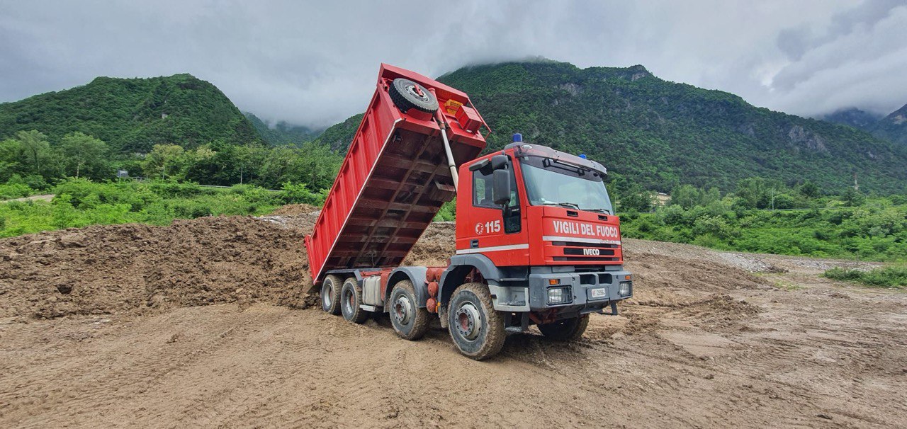 12 vigili del fuoco abilitati alla guida dei mezzi per il movimento terra