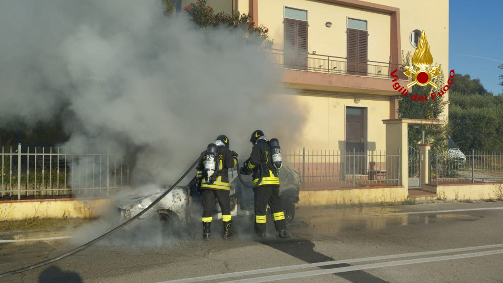 Incendio di un'autovettura a Porto San Giorgio