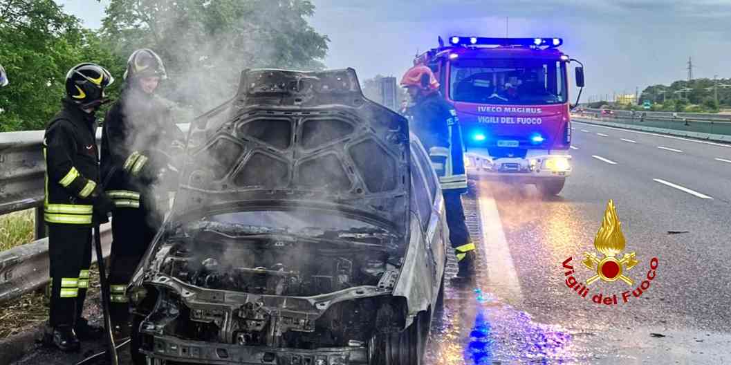 Incendio autovettura sull'autostrada A4 vicino al casello di Carisio