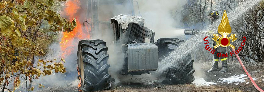 copertina recanati.jpg Trattore e sterpaglie a fuoco in via Passarini. Tre autobotti VF sul posto