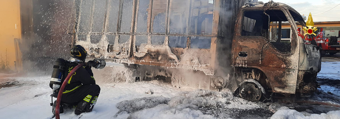 Incendio furgone a Fano