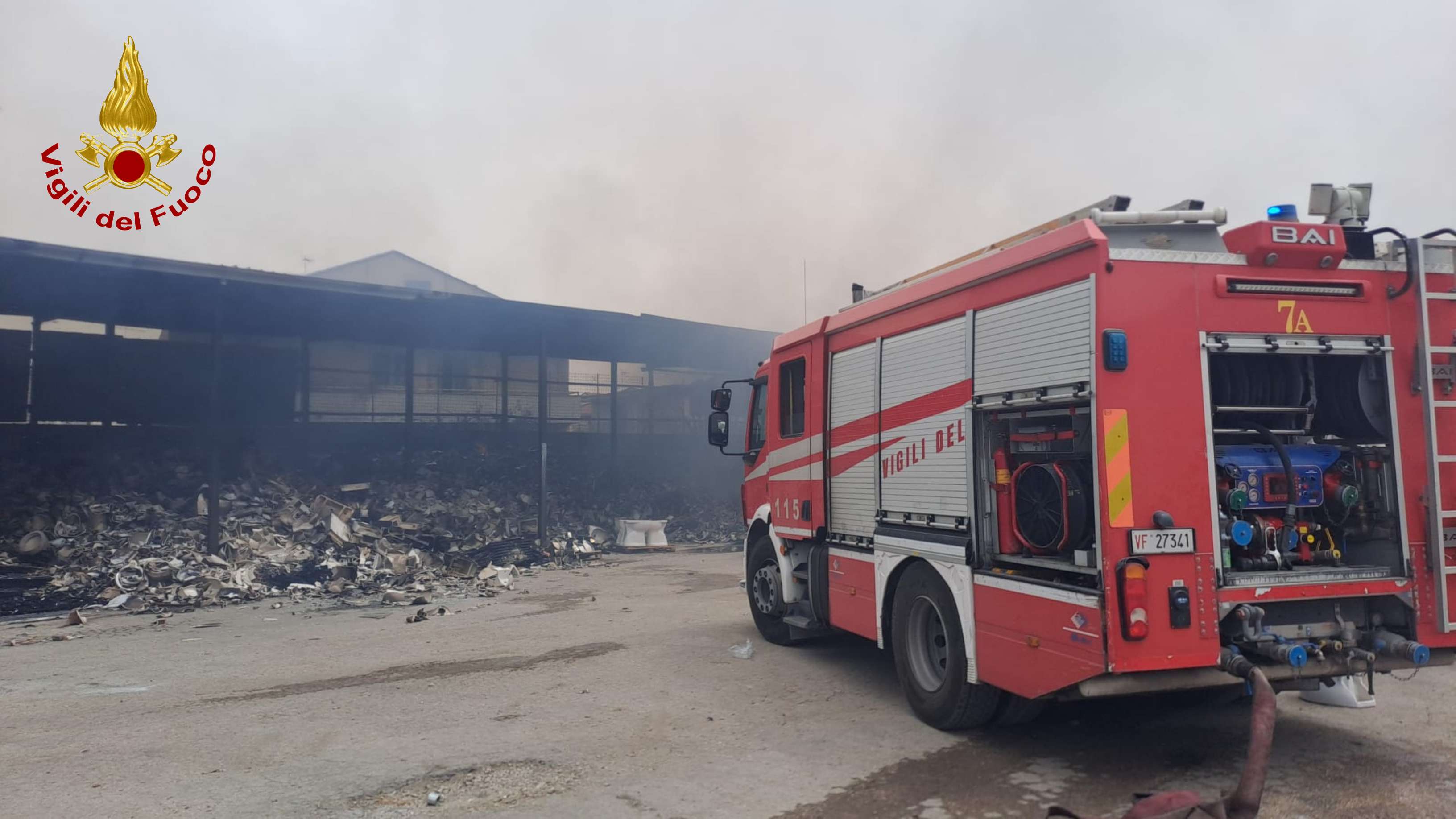 20240619_incendio caserta03.jpg Vasto incendio divampa all’interno di un capannone di un’azienda di materiale edile