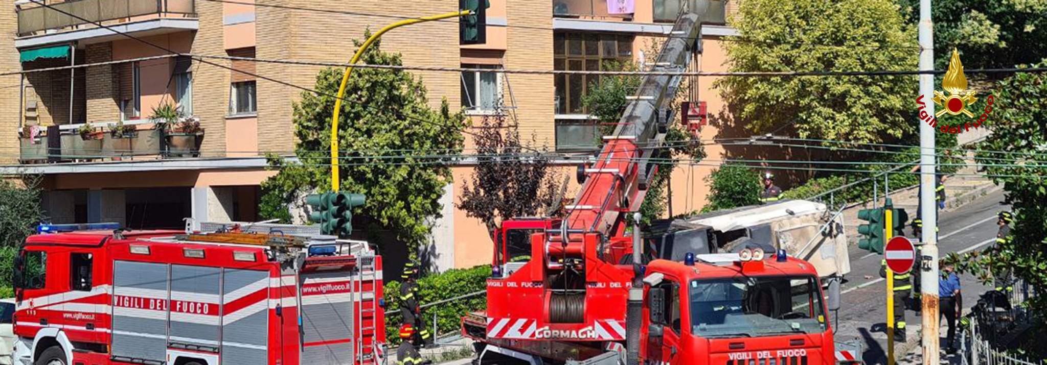 Una spazzatrice si ribalta in via Marini. L'intervento dei Vigili del fuoco