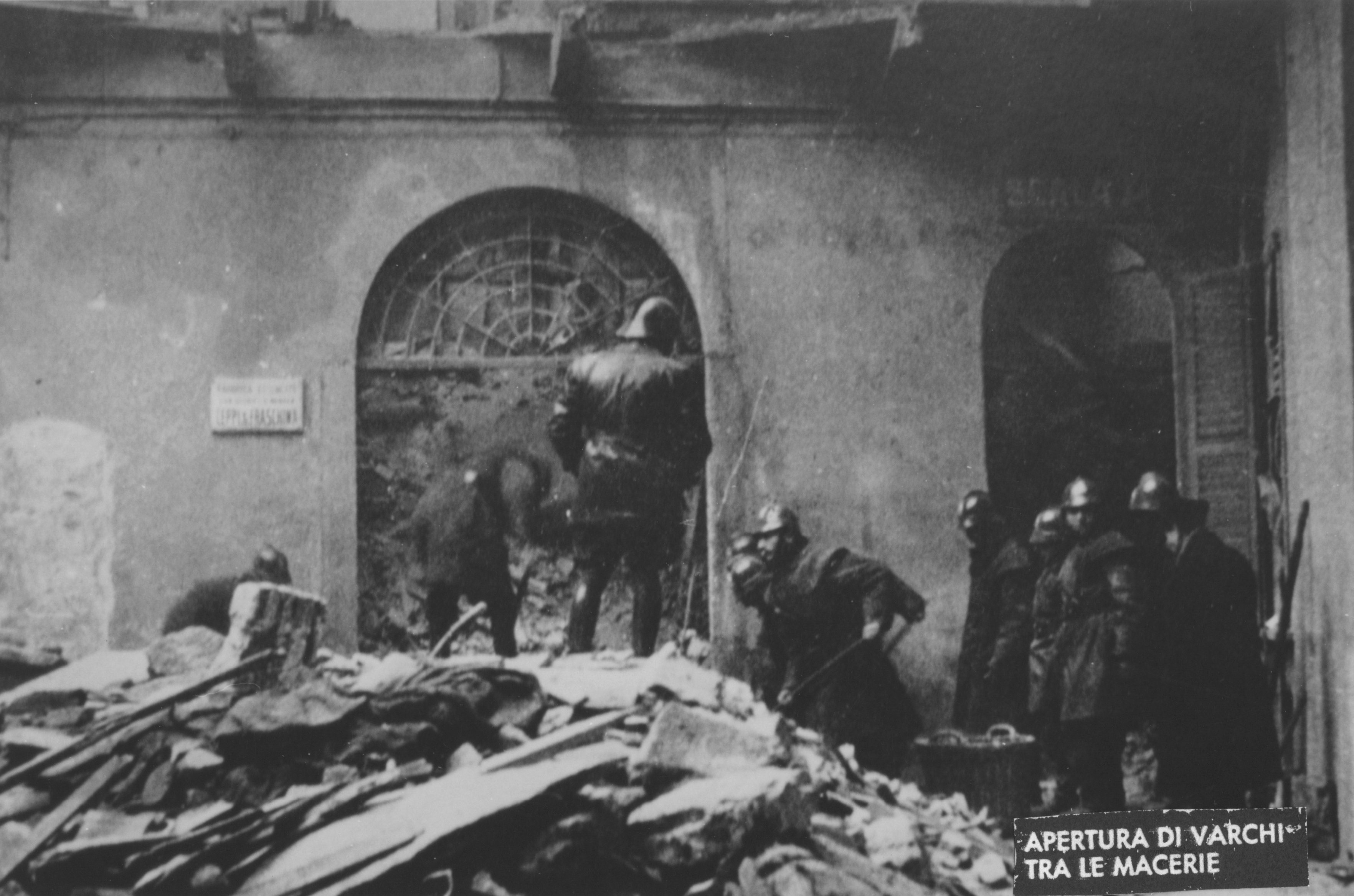 Apertura di varchi tra le macerie