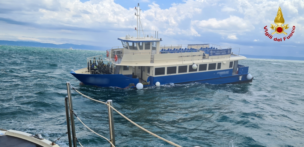 Naufraga traghetto a Grado, 76 passeggeri salvati dai Vigili del fuoco