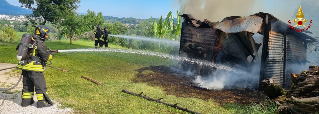 In fiamme una legnaia in località Oslavia
