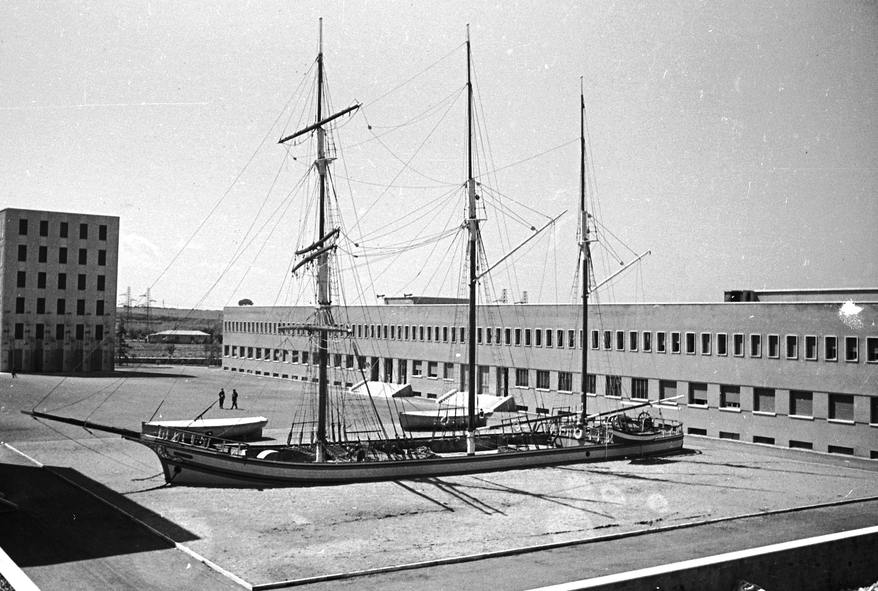 Il brigantino sul piazzale delle esercitazioni nel 1941