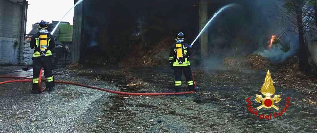 Incendio rotoballe in località Verrua Savoia