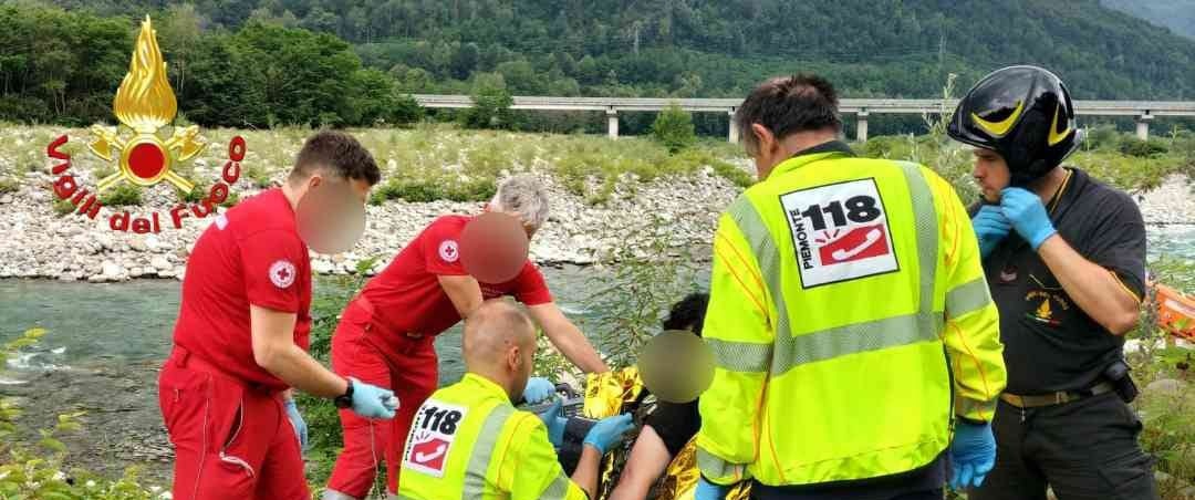 I Vigili del fuoco soccorrono un ragazzo lungo le sponde del fiume Sesia