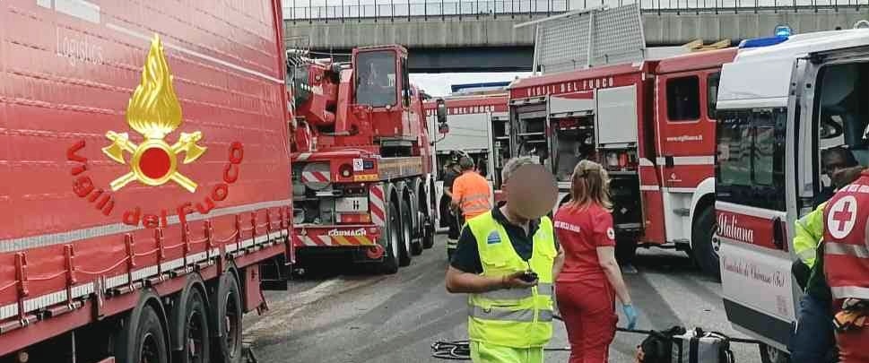 Incidente coinvolge tre autoarticolati sulla A4 nel comune di Borgo D'Ale