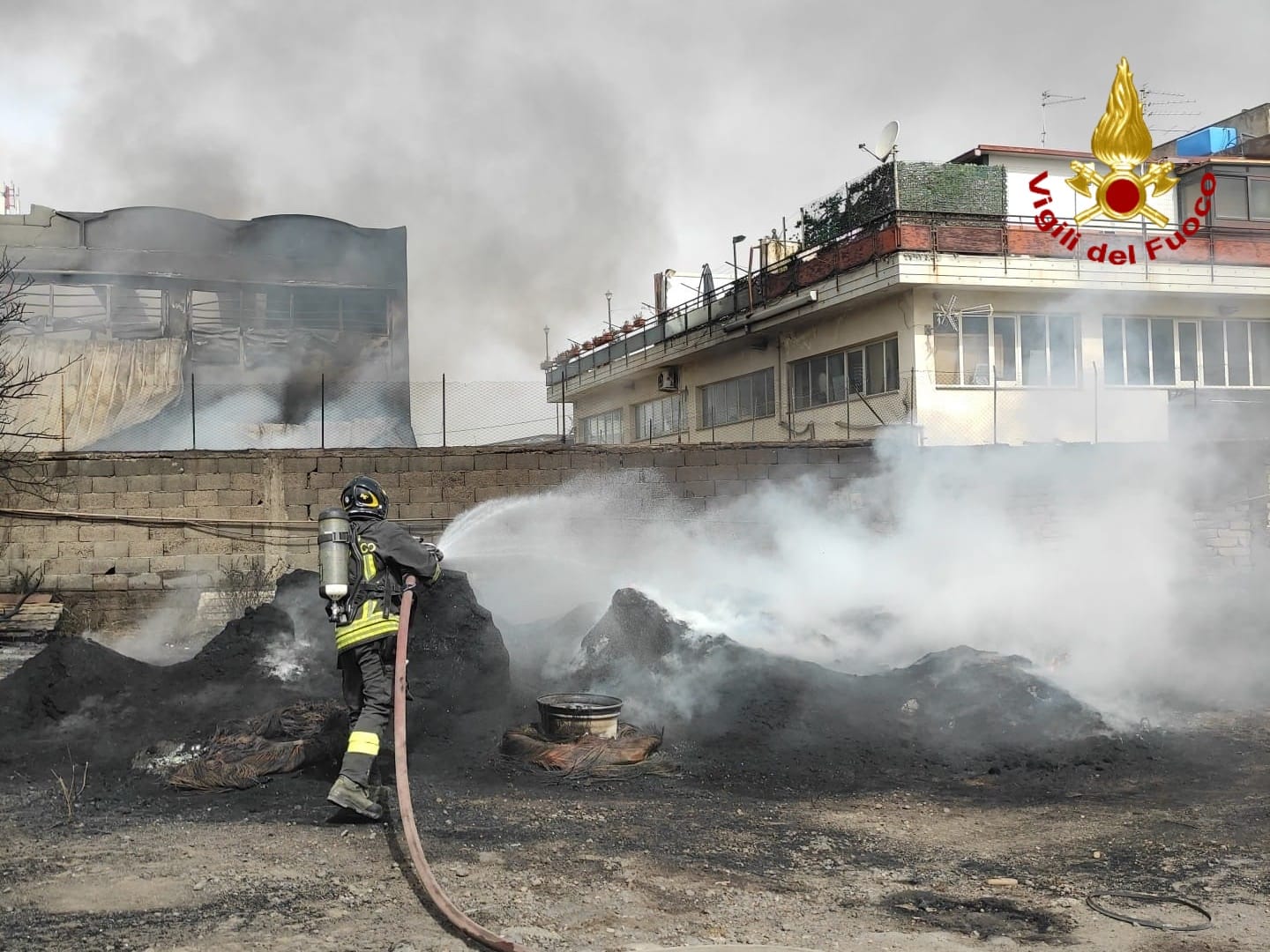 Un vasto incendio distrugge un capannone a Misterbianco