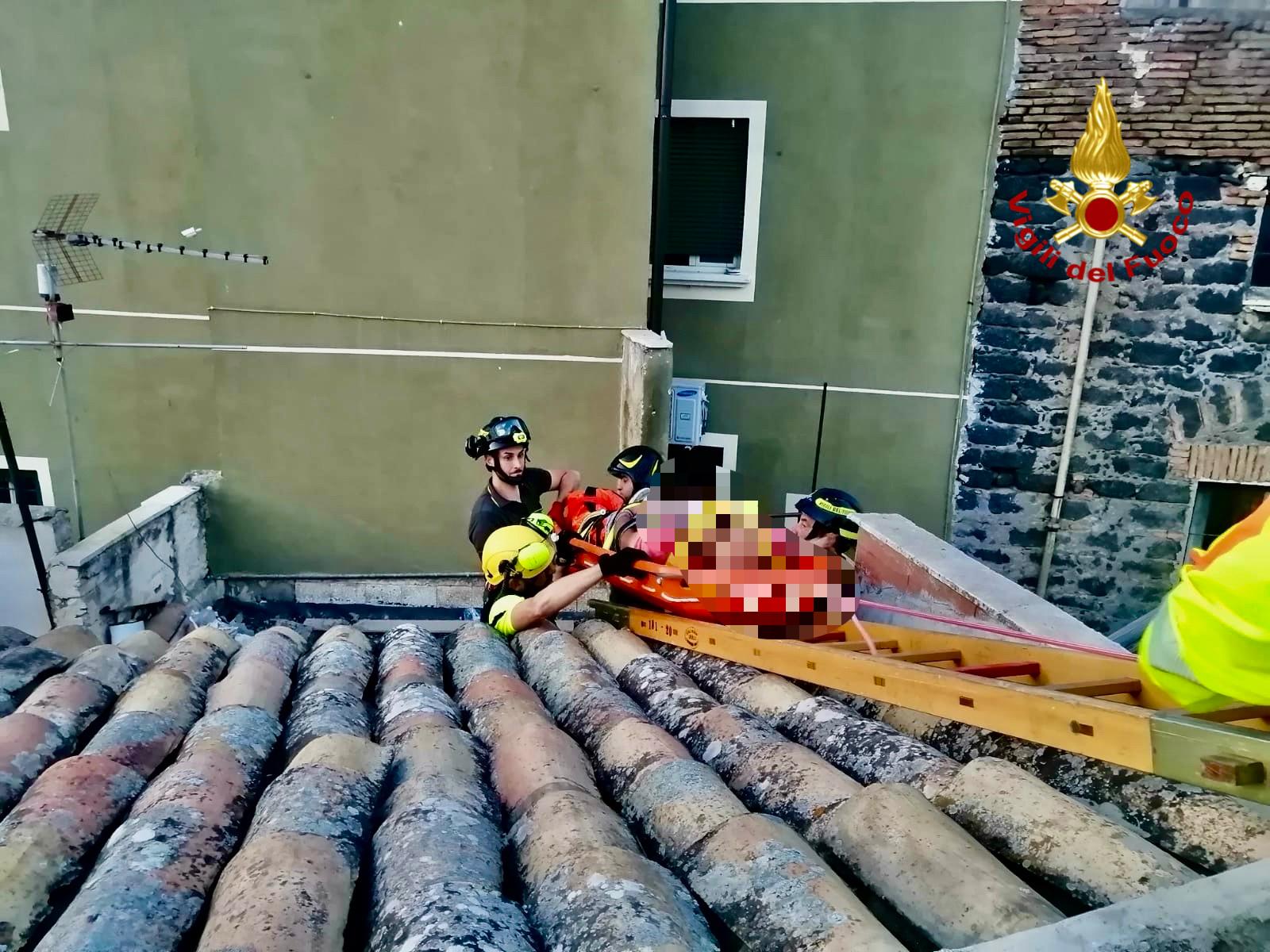 I Vigili del fuoco soccorrono un uomo bloccato su un tetto a Biancavilla