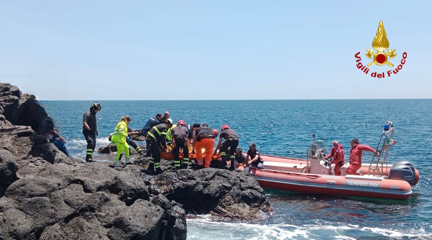 I Vigili del Fuoco soccorrono una persona caduta in mare