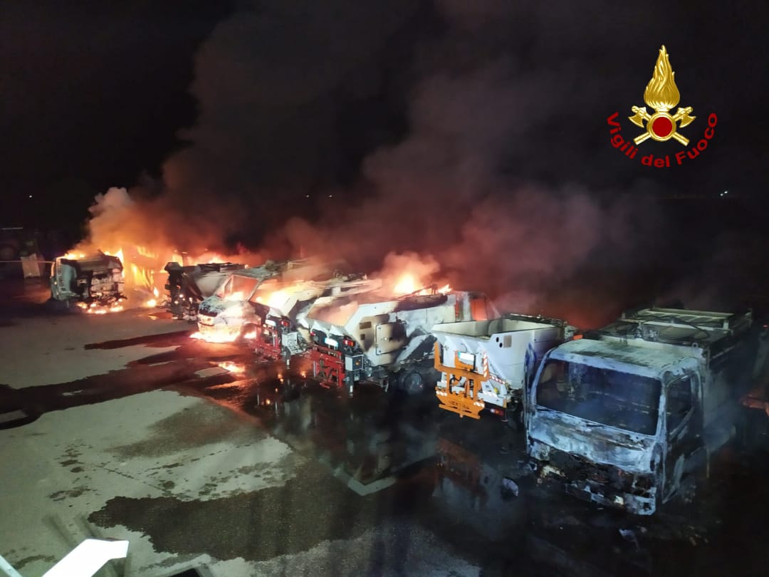 WhatsApp Image 2024-06-04 at 13.59.13.jpeg In fiamme diversi automezzi per la raccolta di rifiuti a San Felice Circeo