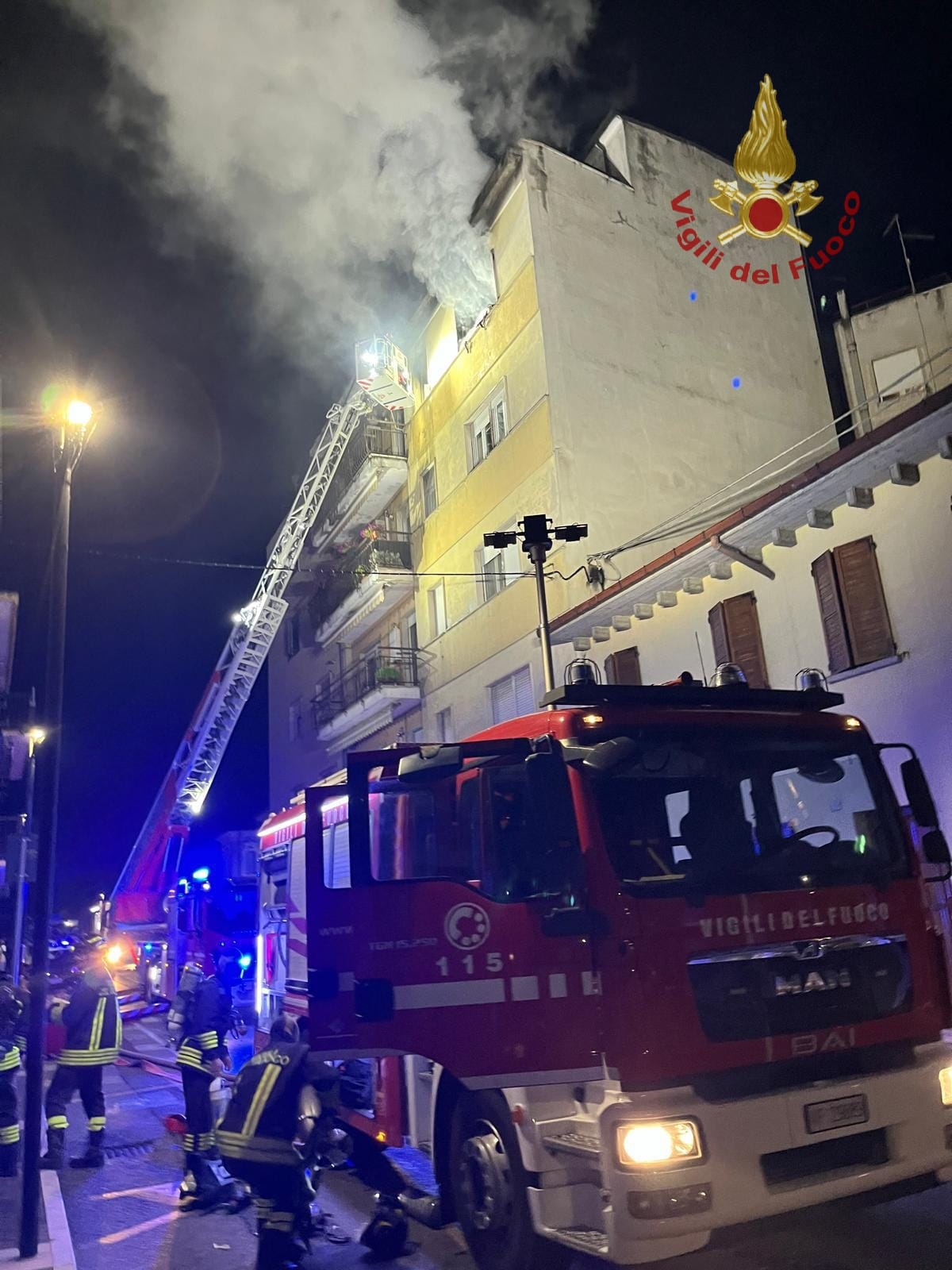 Appartamento in fiamme a Legnago: donna salvata dai vigili del fuoco