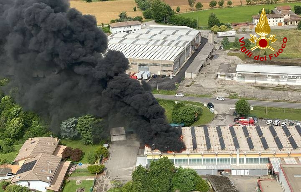 Brucia impianto fotovoltaico sul tetto di un'azienda a Mortegliano