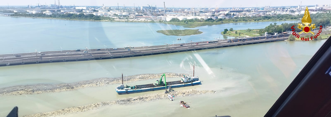 Travolto dal fango in un cantiere a Punta San Giuliano: operaio soccorso dai Vigili del fuoco